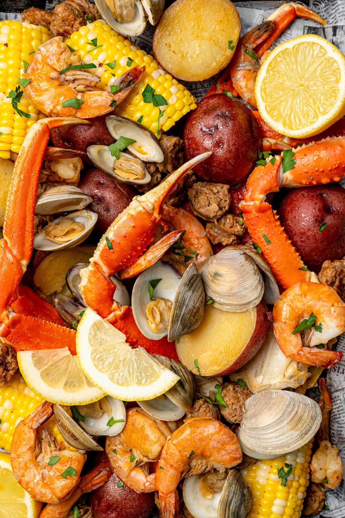 Vue aérienne de l'ébullition des fruits de mer avec des tranches de citron