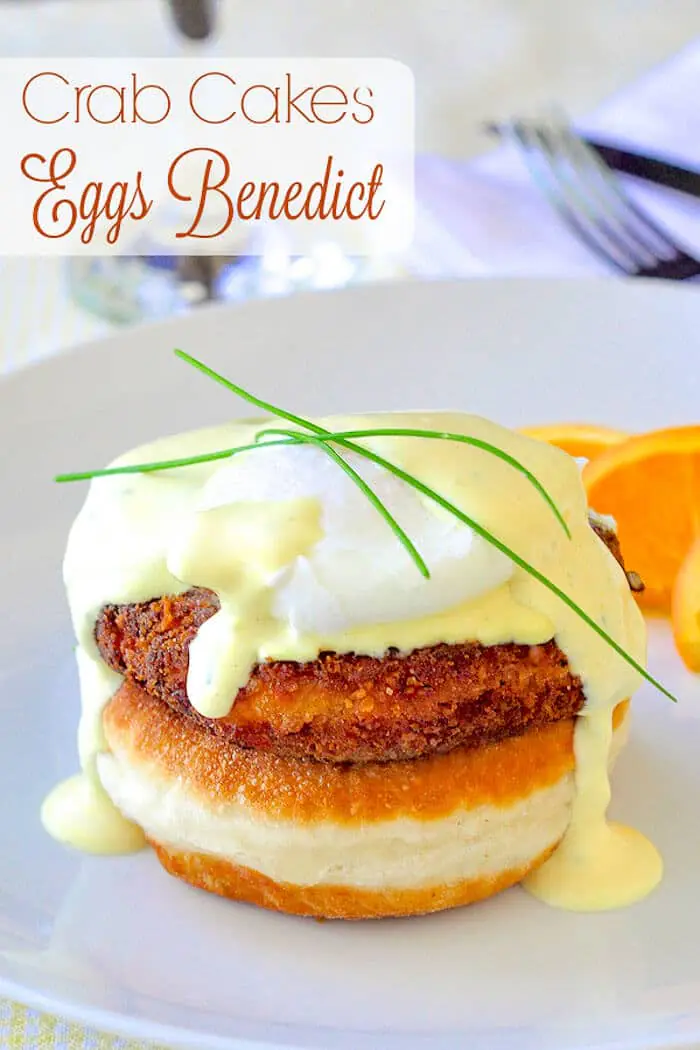 Œufs bénédicte aux crab cakes servis à l'assiette
