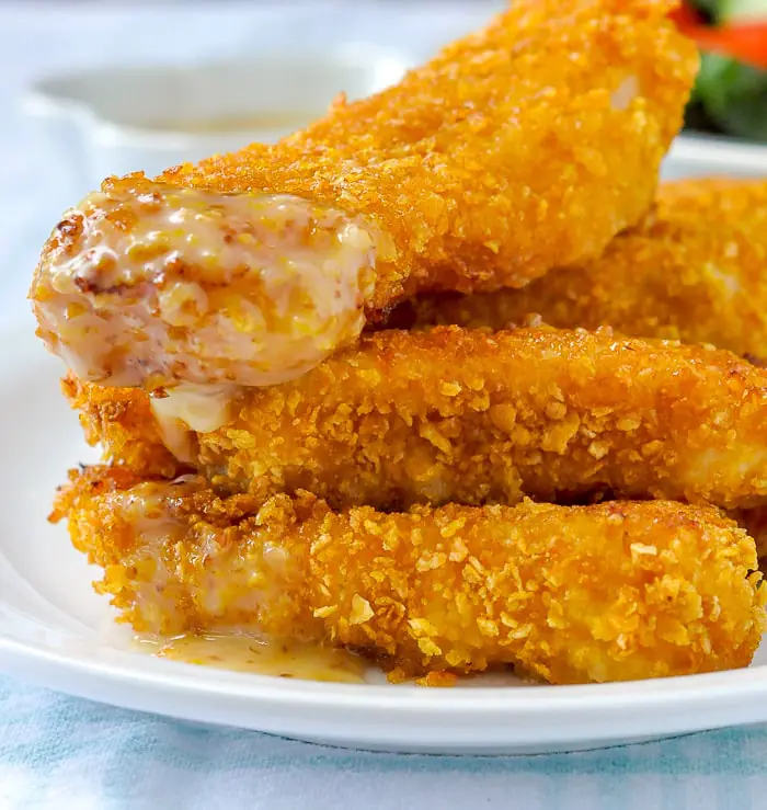 Bâtonnets de poisson trempés dans une sauce miel-moutarde