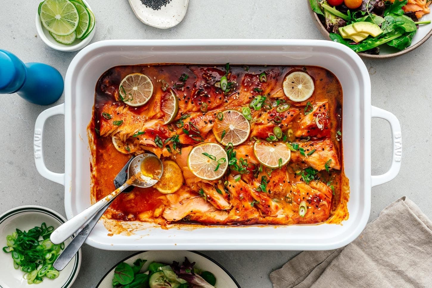 Saumon effeuillé servi sur un plat