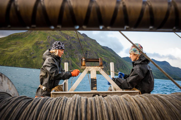 Recette de Burgers de flétan au chimichurri sauvage – Salmon Sisters