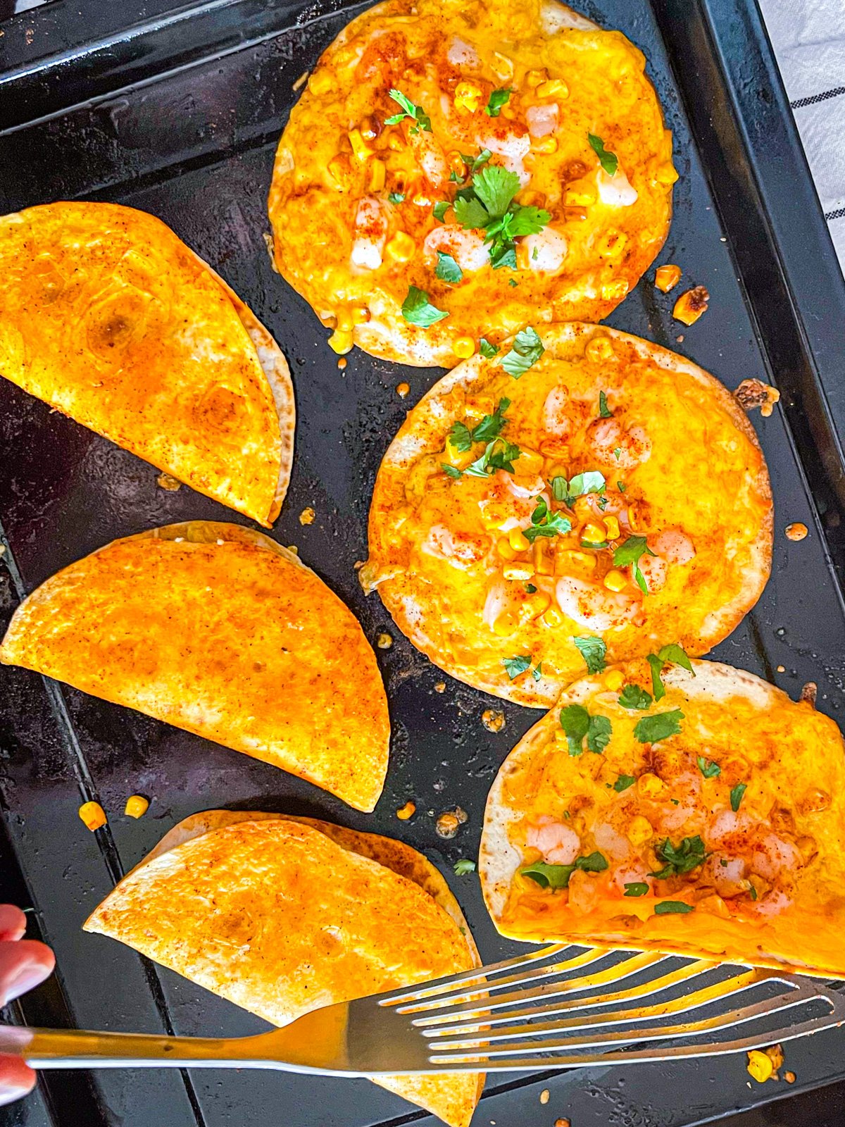 Quesadillas aux crevettes pliées en deux.