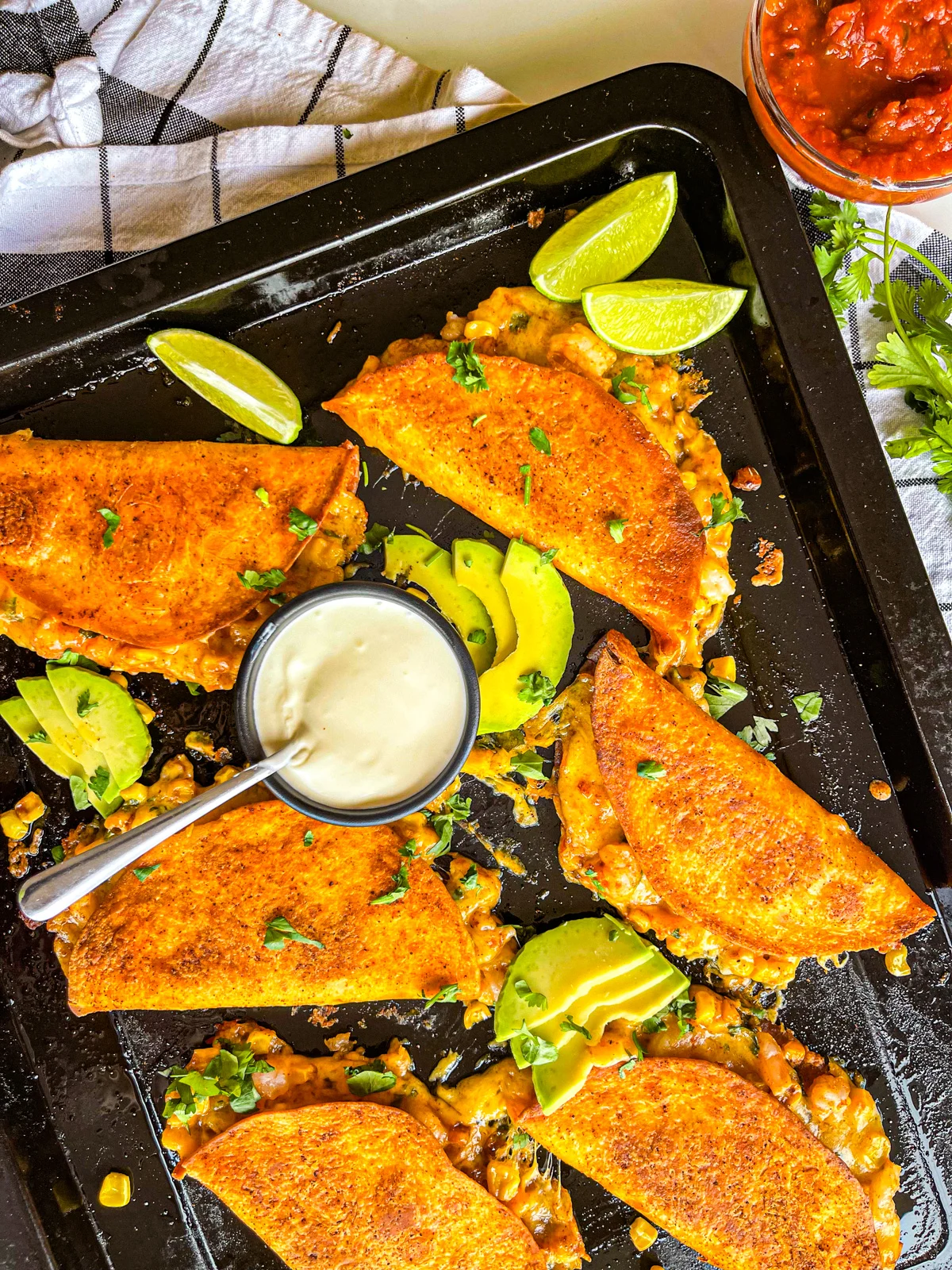 Quesadillas disposées sur une plaque à pâtisserie.
