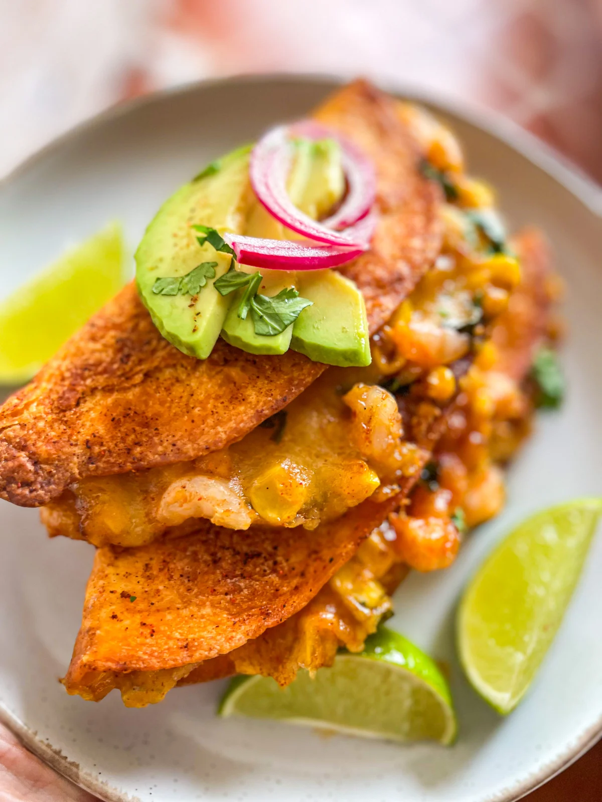 deux quesadillas empilées sur une assiette blanche.
