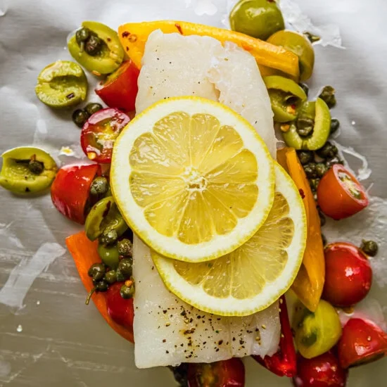 poisson, citrons, olives et légumes en papillote