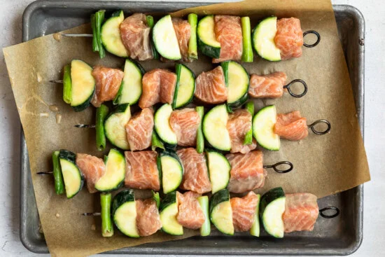 Enfiler sur des brochettes