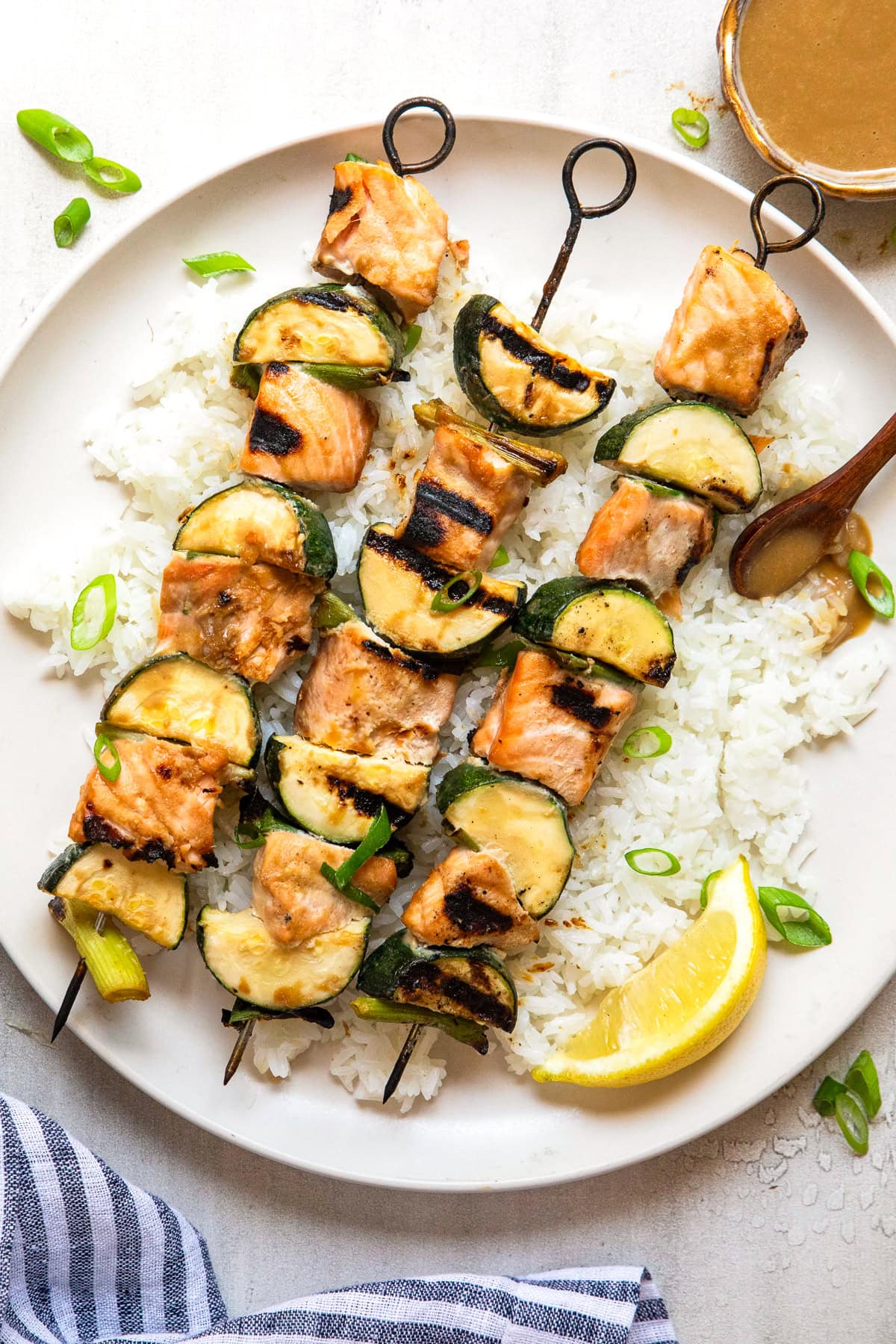 Brochettes de saumon miso sur riz
