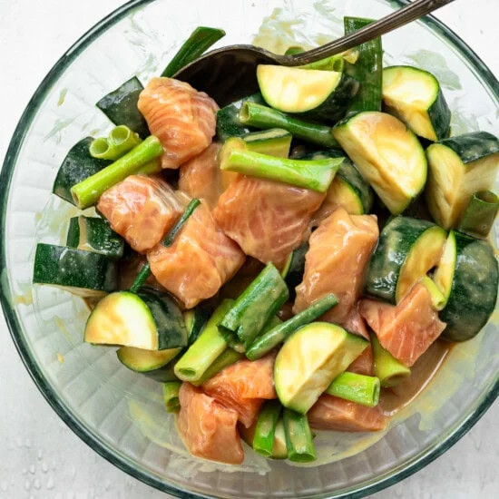 Marinade miso au saumon et légumes dans un bol