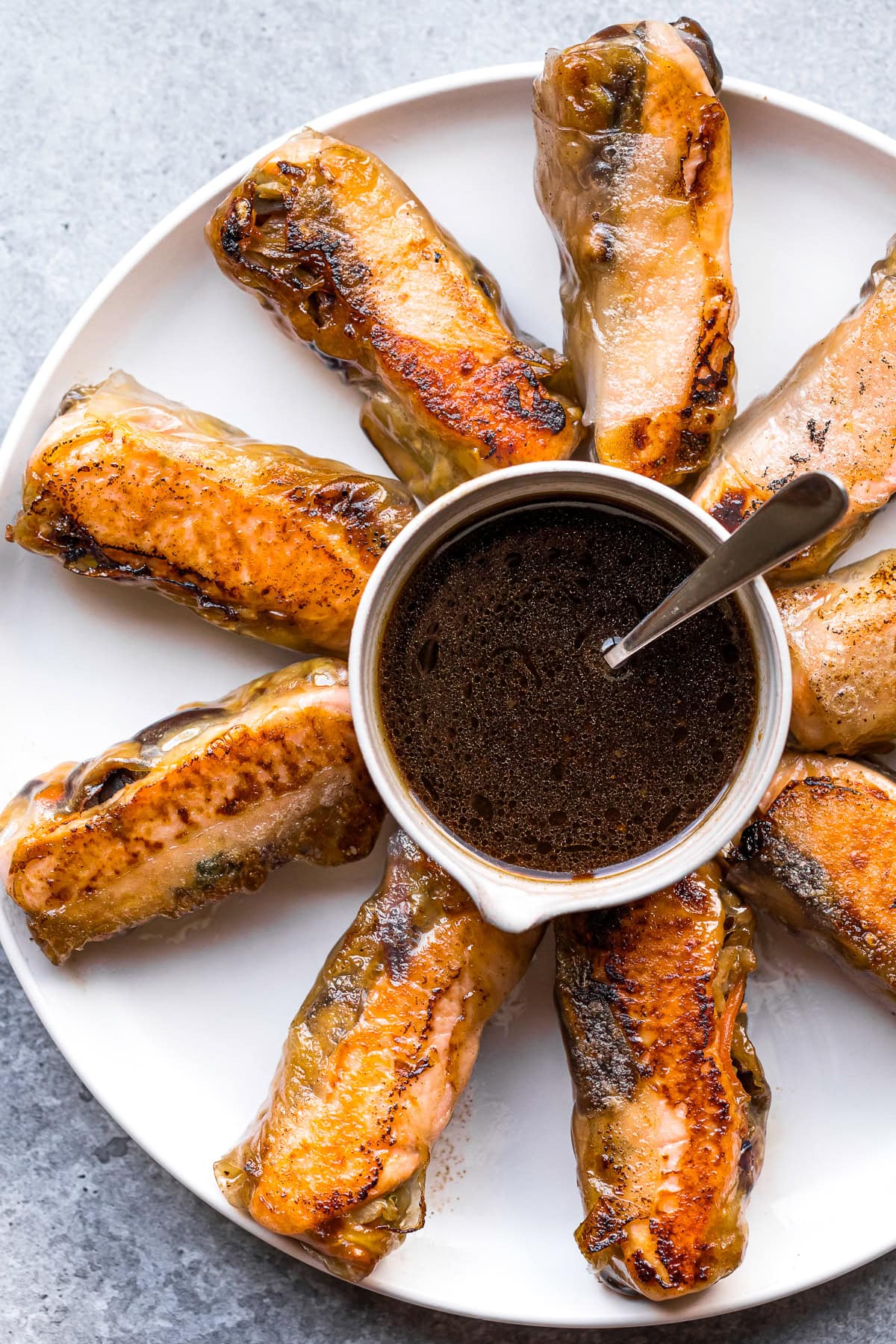 Rouleaux de printemps au saumon avec trempette épicée au soja