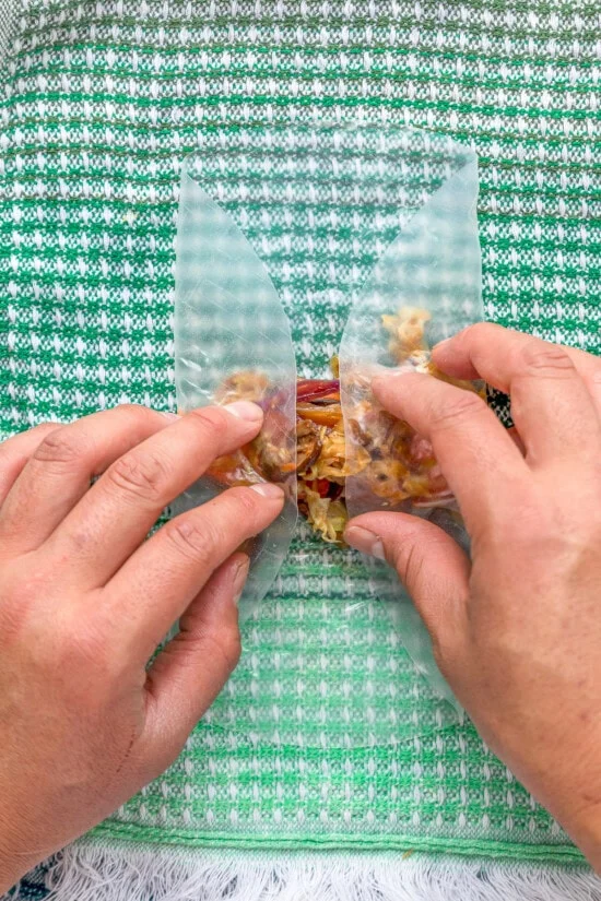 rouler des rouleaux de papier de riz