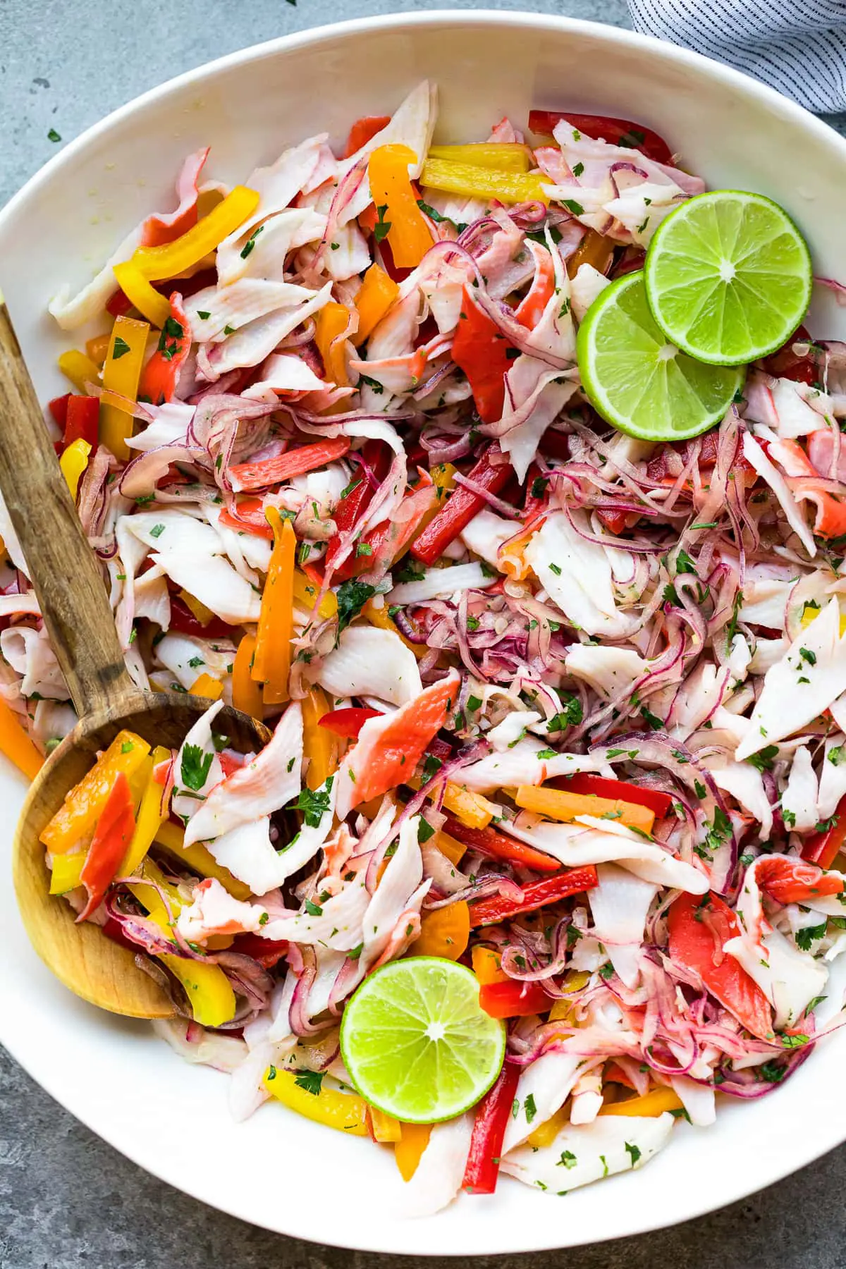 Salade de crabe et chips de tortilla