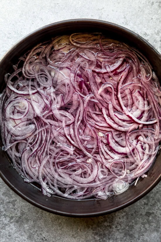 oignons avec du sel et de l'eau tiède