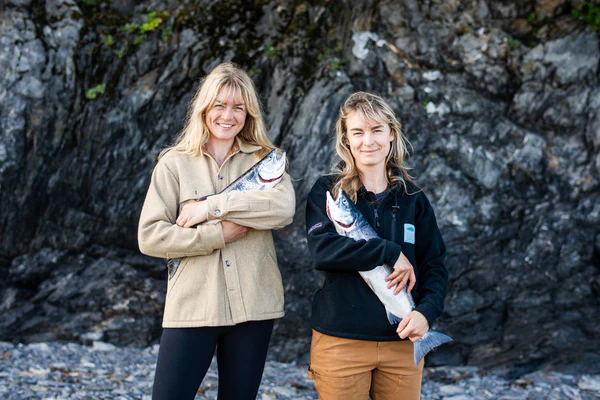 10 ans de don de poisson – Salmon Sisters