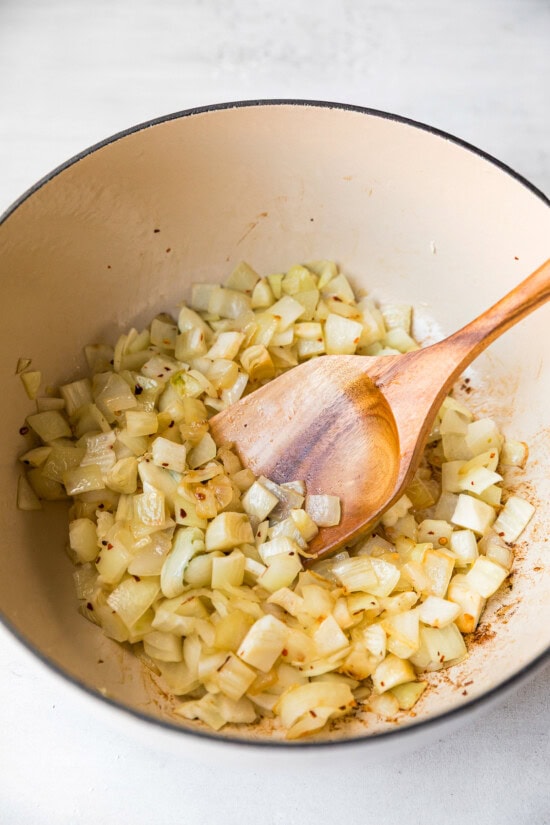 Faites sauter les aromates.