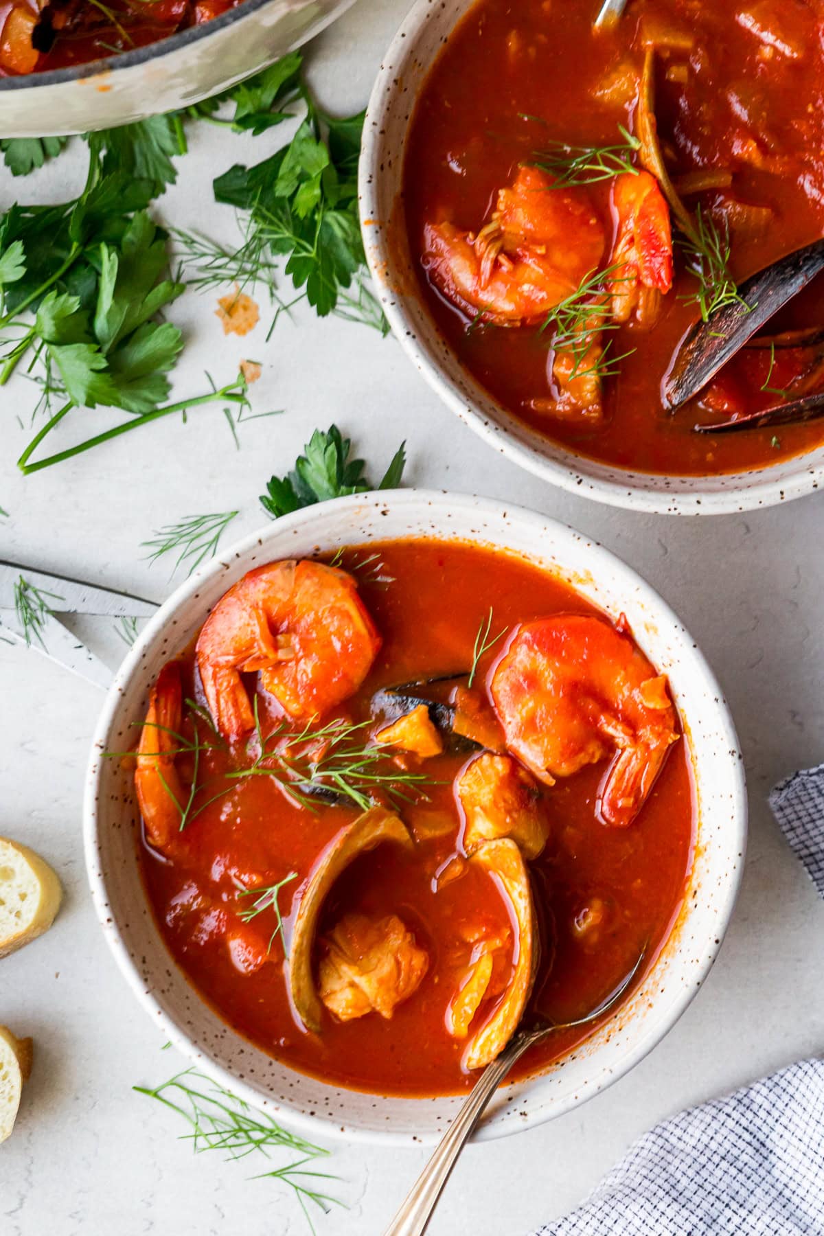 Cioppino dans des bols