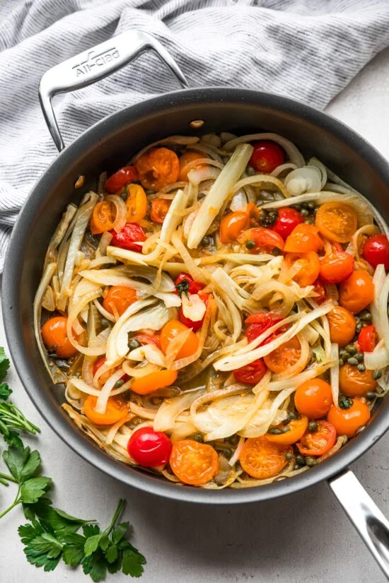 fenouil et tomates dans une poêle
