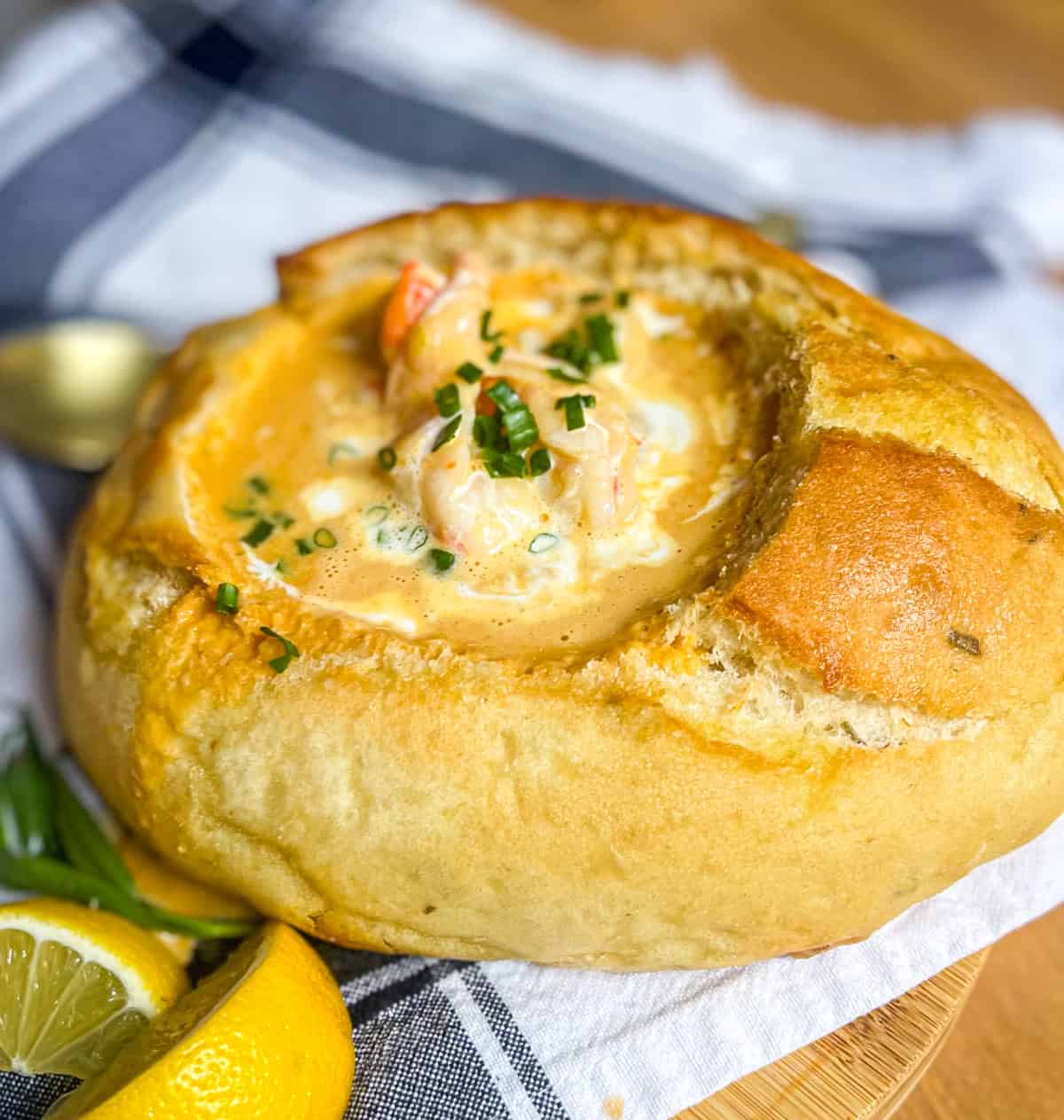 bol de pain croustillant rempli de bisque de crevettes crémeuse.