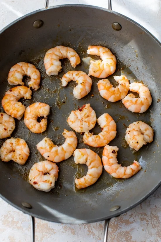 crevettes dans une poêle