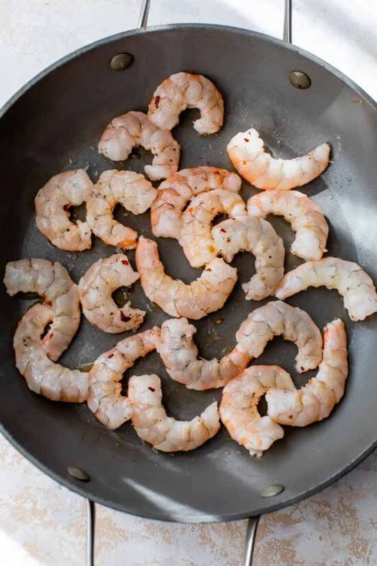 crevettes dans une poêle