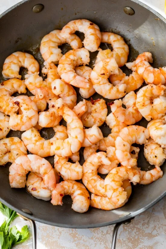 crevettes dans une poêle
