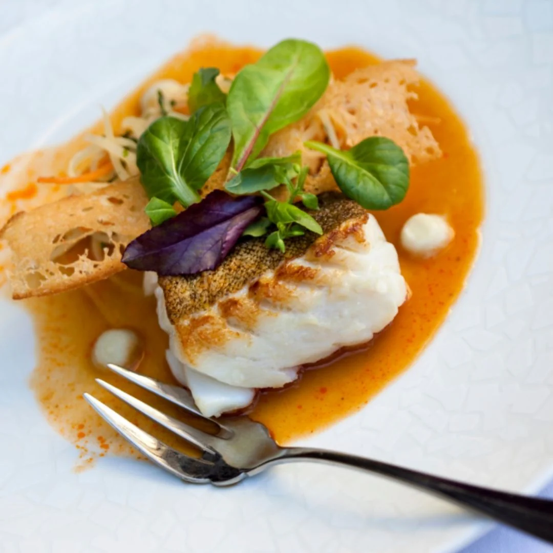 Acheter des fruits de mer : exemple de plat de morue-lingue et de sauce aux herbes | Crevettes et fruits de mer Live Spot de Colombie-Britannique