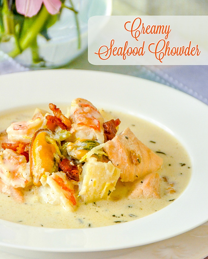 Photo de chaudrée de fruits de mer crémeuse avec texte de titre pour Pinterest