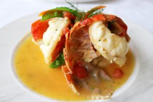 Queues de homard réfrigérées avec aïoli au safran
