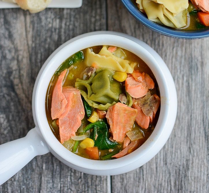 Essayez cette soupe instantanée facile au saumon et aux tortellini