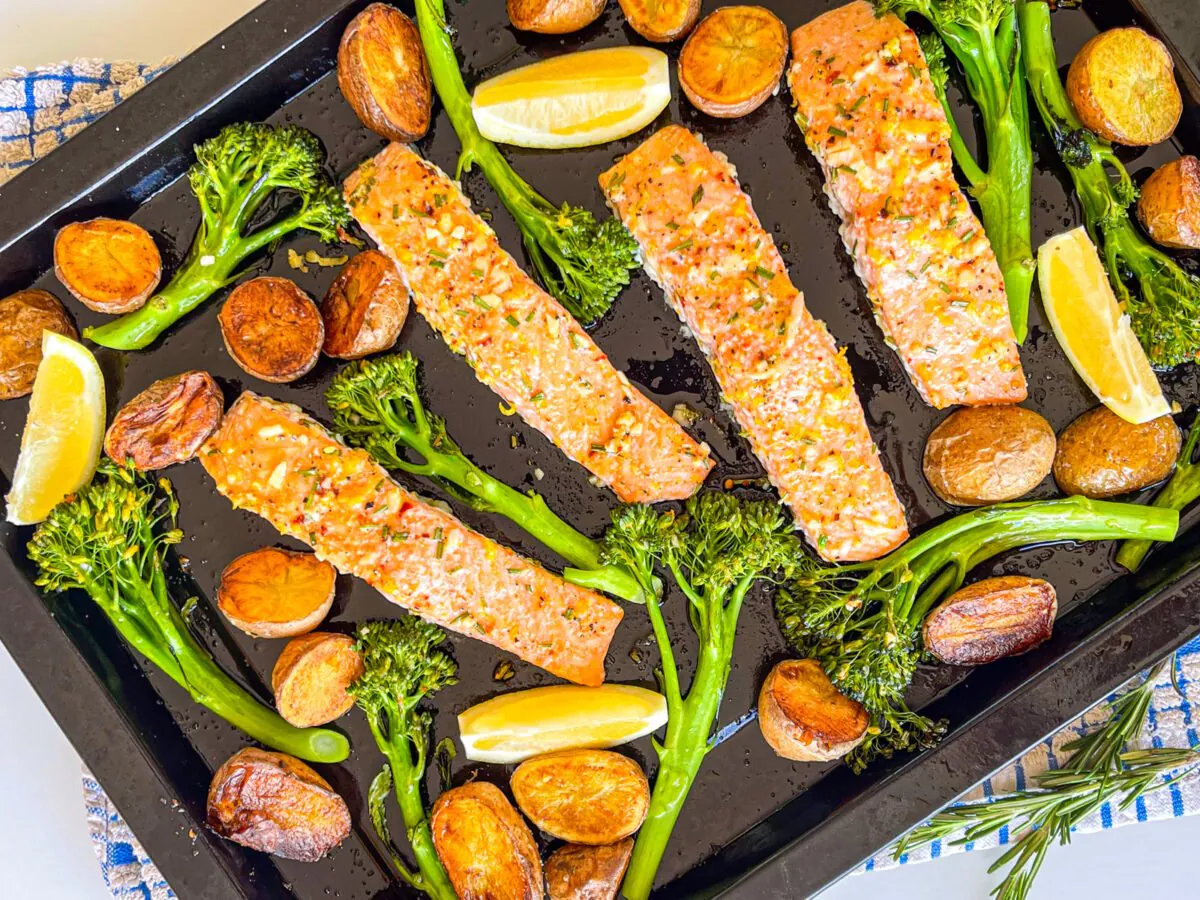 Saumon mariné à l'ail et aux herbes avec pommes de terre et brocolini