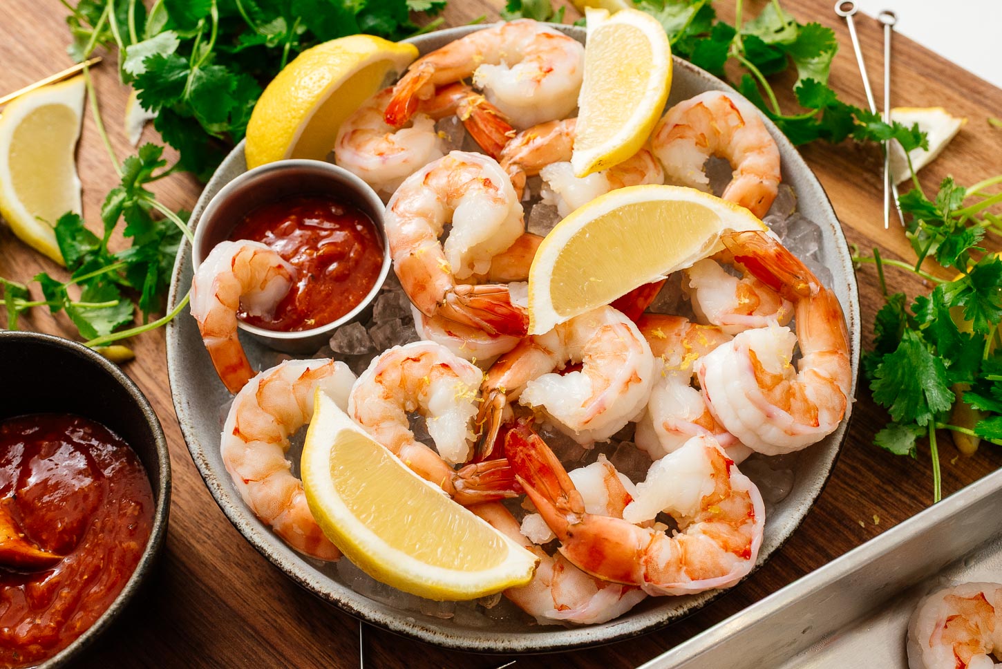 Plateau de crevettes et quartiers de citron
