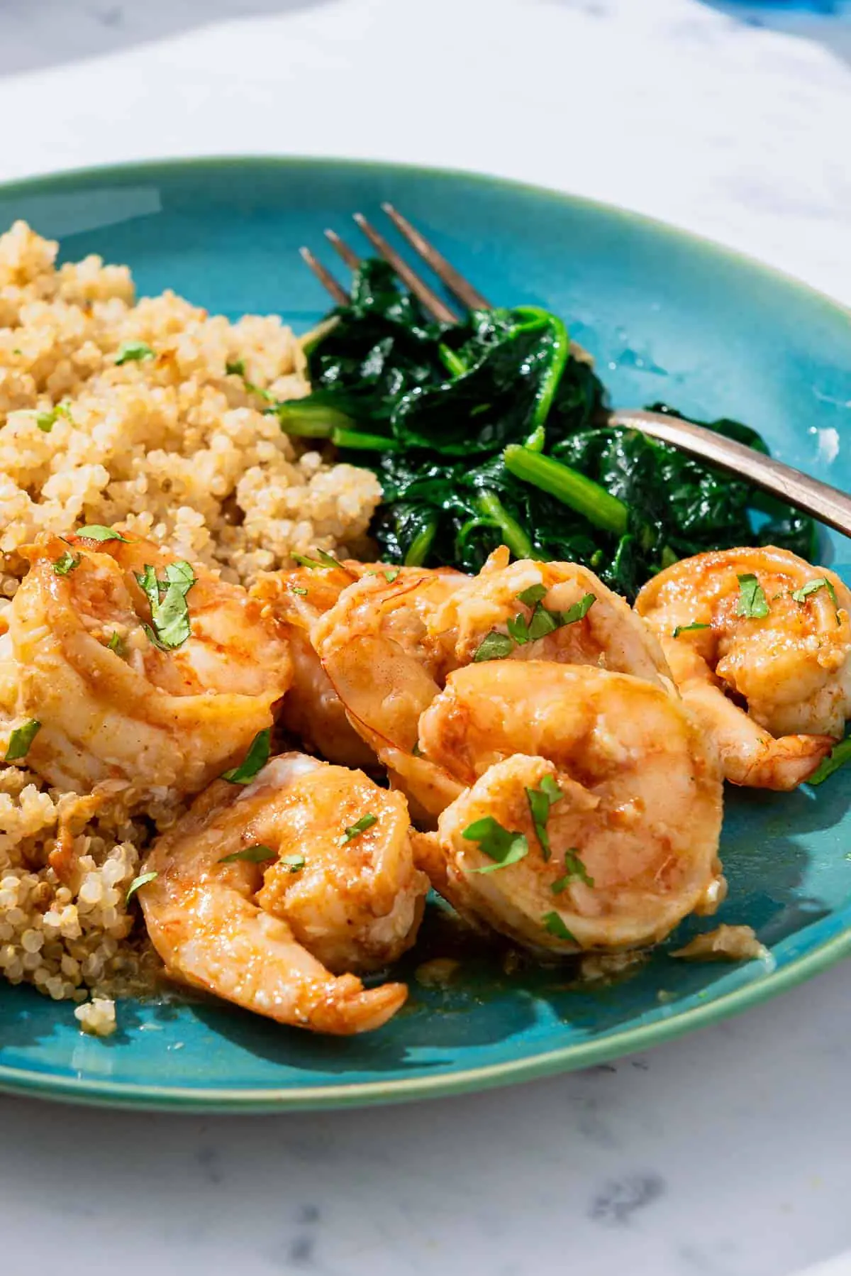 Crevettes au miel et à l'ail parsemées d'herbes