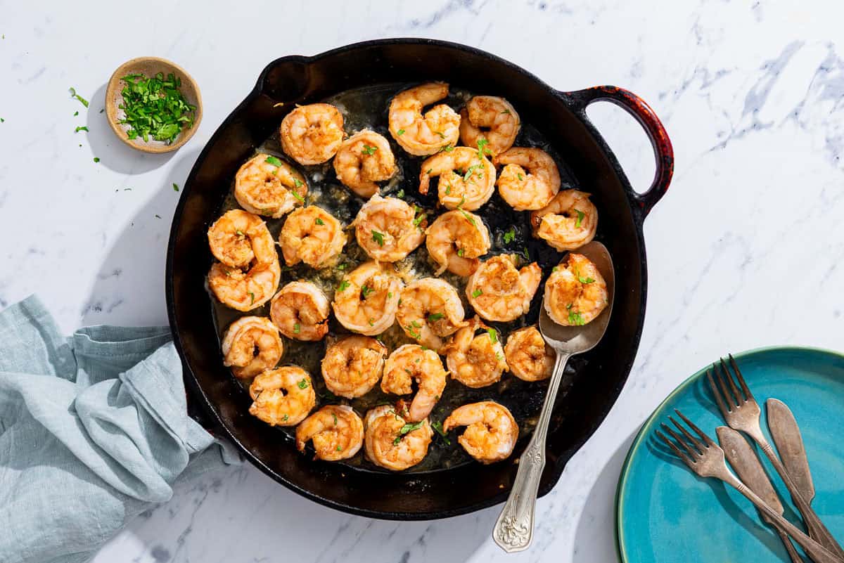 Crevettes au miel et à l'ail dans la poêle