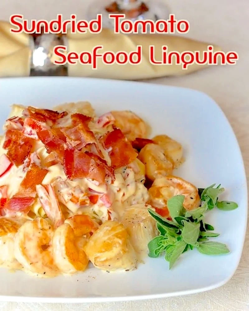Linguine aux fruits de mer et aux tomates séchées au soleil photo d'une portion sur une assiette blanche avec le texte du titre ajouté pour les médias sociaux.