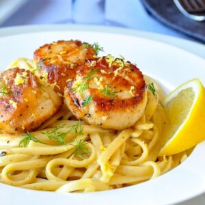 Linguine crémeuse aux pétoncles au citron et au poivre. Facile, mais dîner élégant !