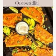 Affiche de Quesadillas disposée sur une plaque à pâtisserie.