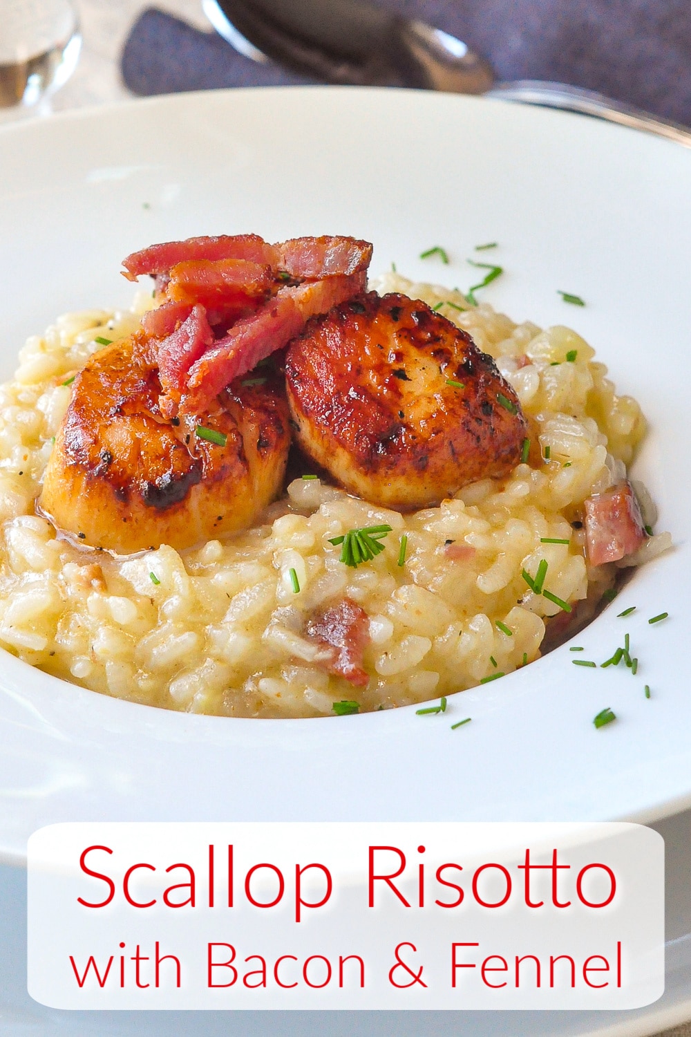 Photo de risotto aux pétoncles avec texte de titre ajouté pour Pinterest