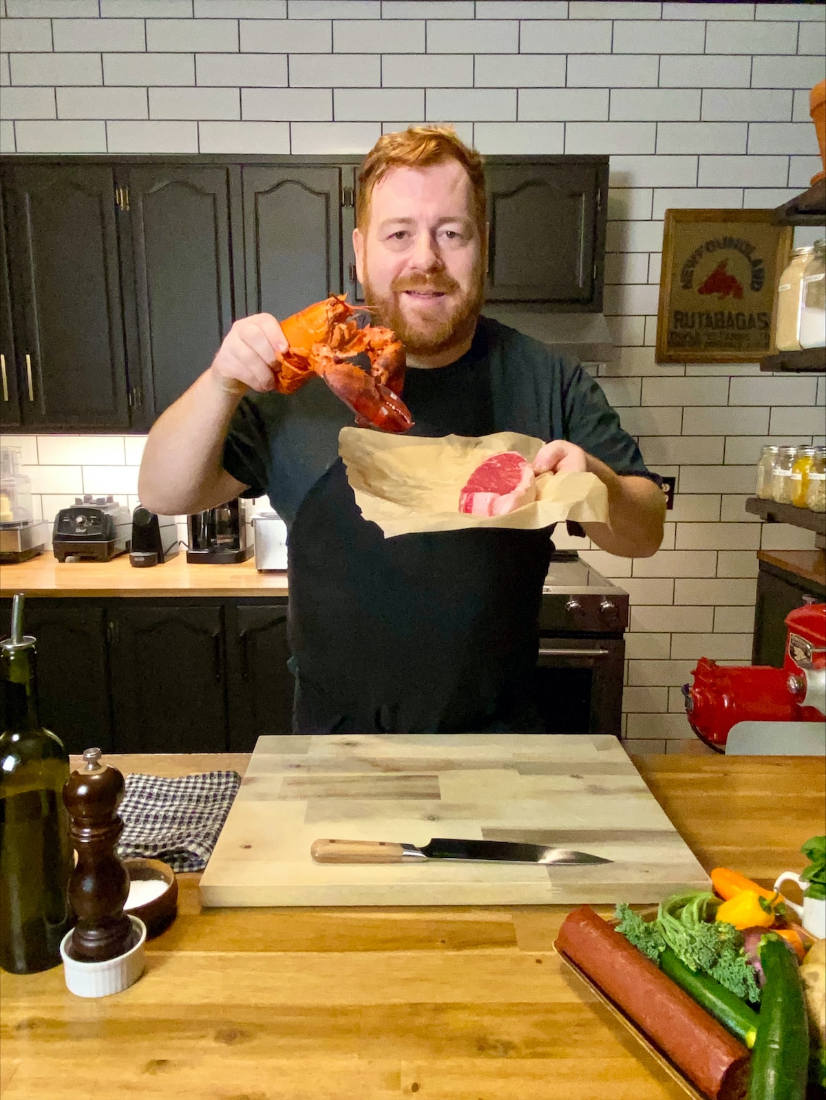 Le chef Mark McCrowe tient un homard.