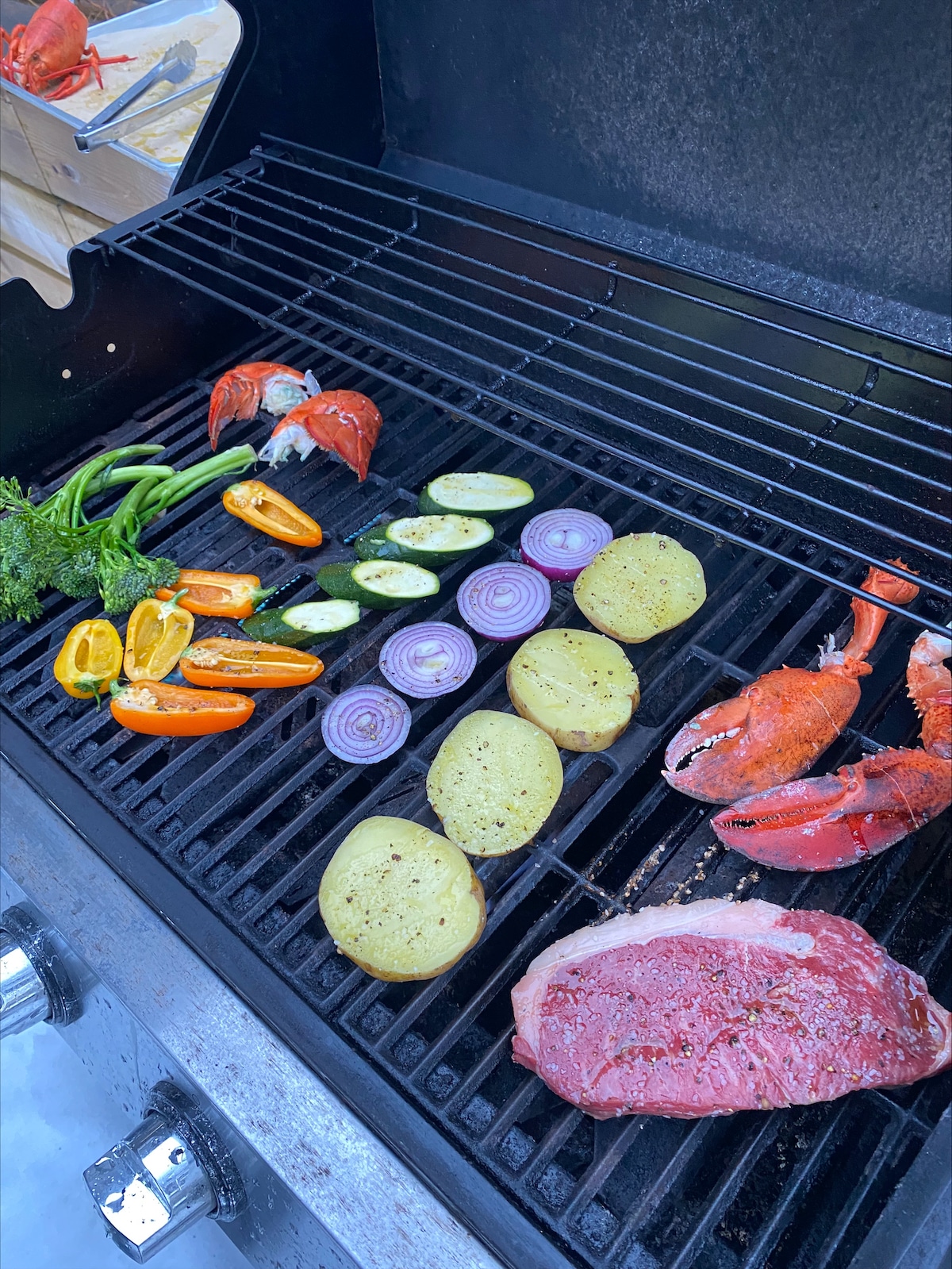 Ingrédients du plateau de partage Surf & Turf placés sur le gril