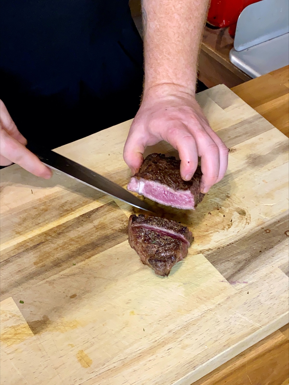 Trancher le steak reposé pour le plateau de partage Surf & Turf
