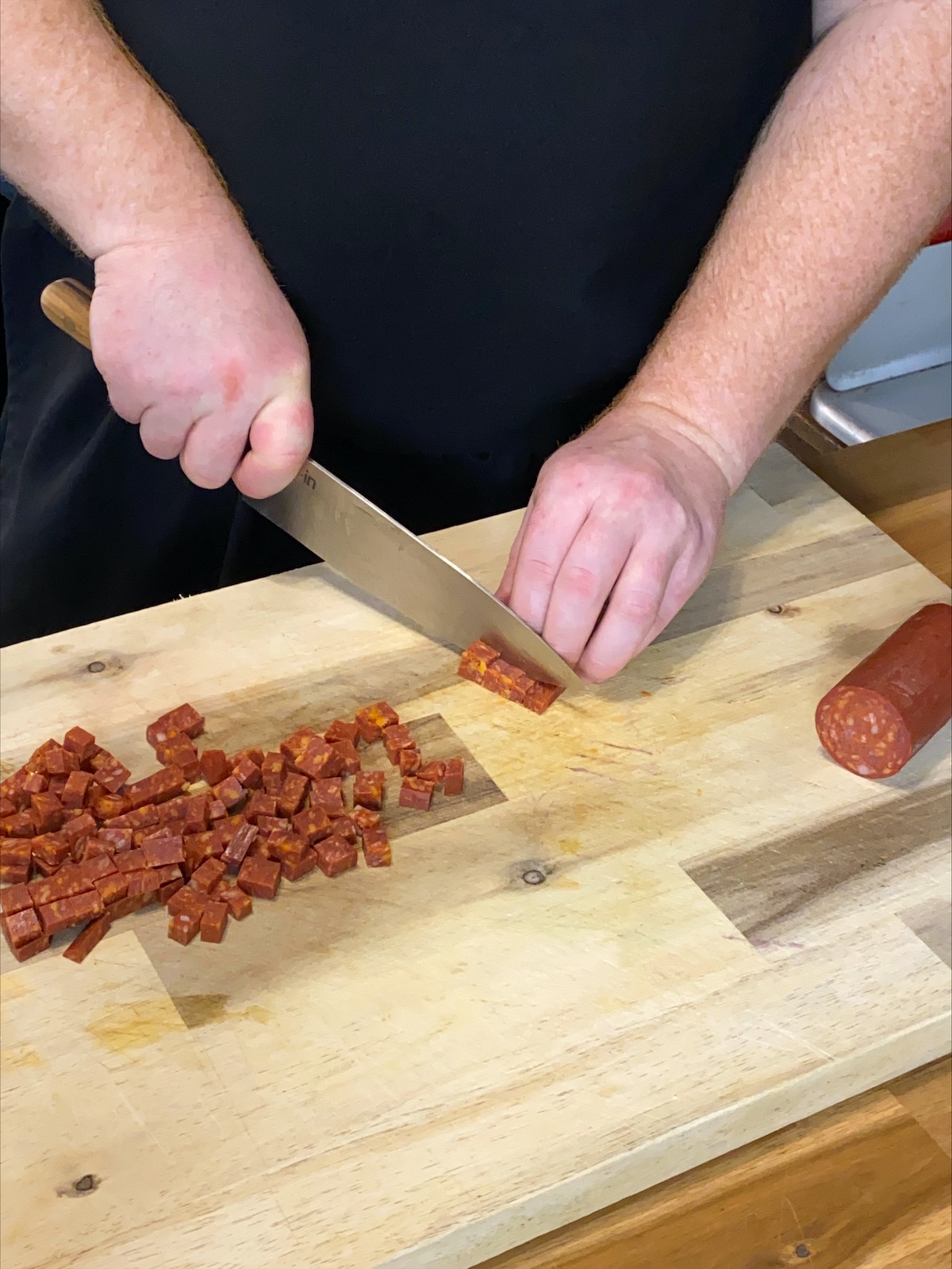 Hacher du chorizo pour le plateau de partage Surf & Turf