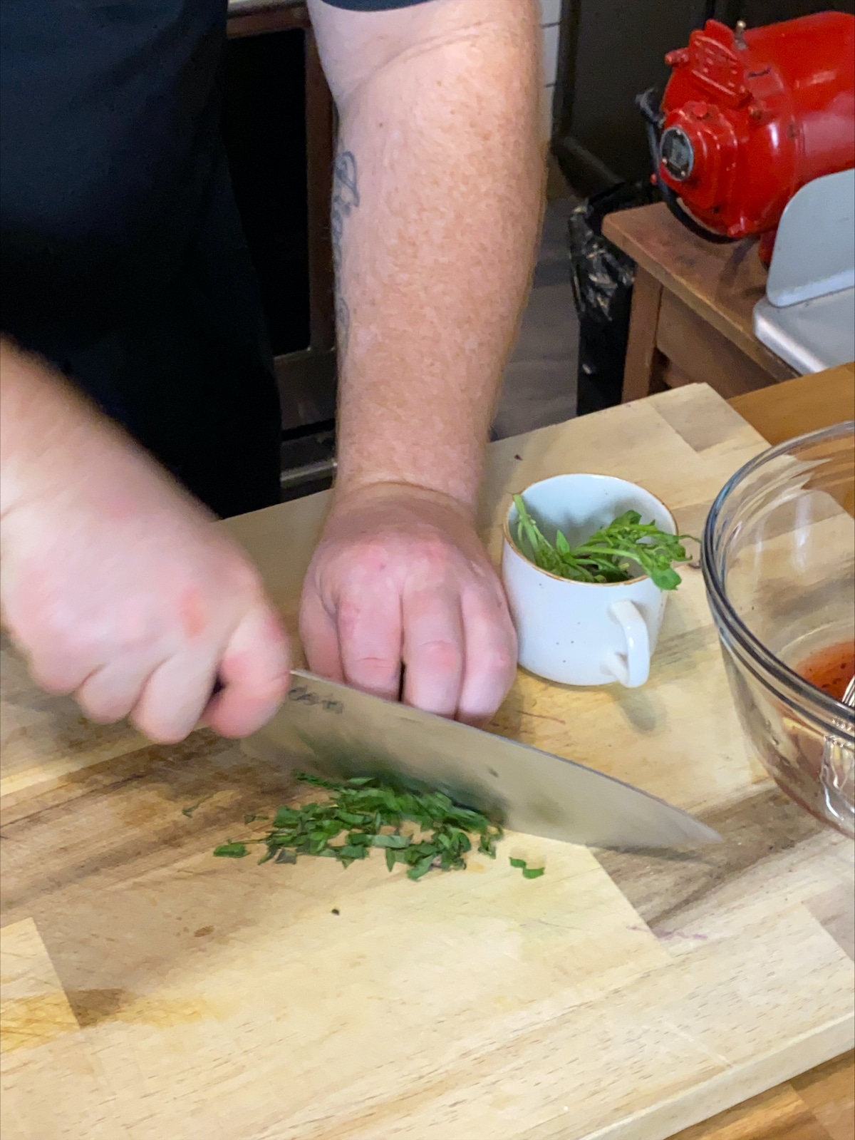 Hacher des herbes pour la vinaigrette.