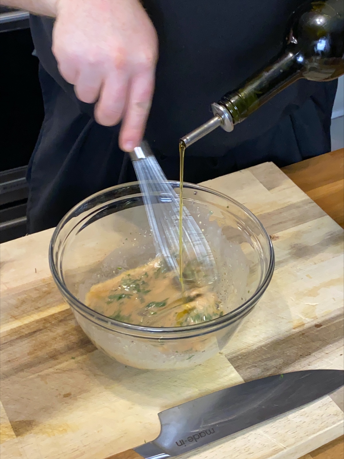Incorporer l'huile dans la vinaigrette.