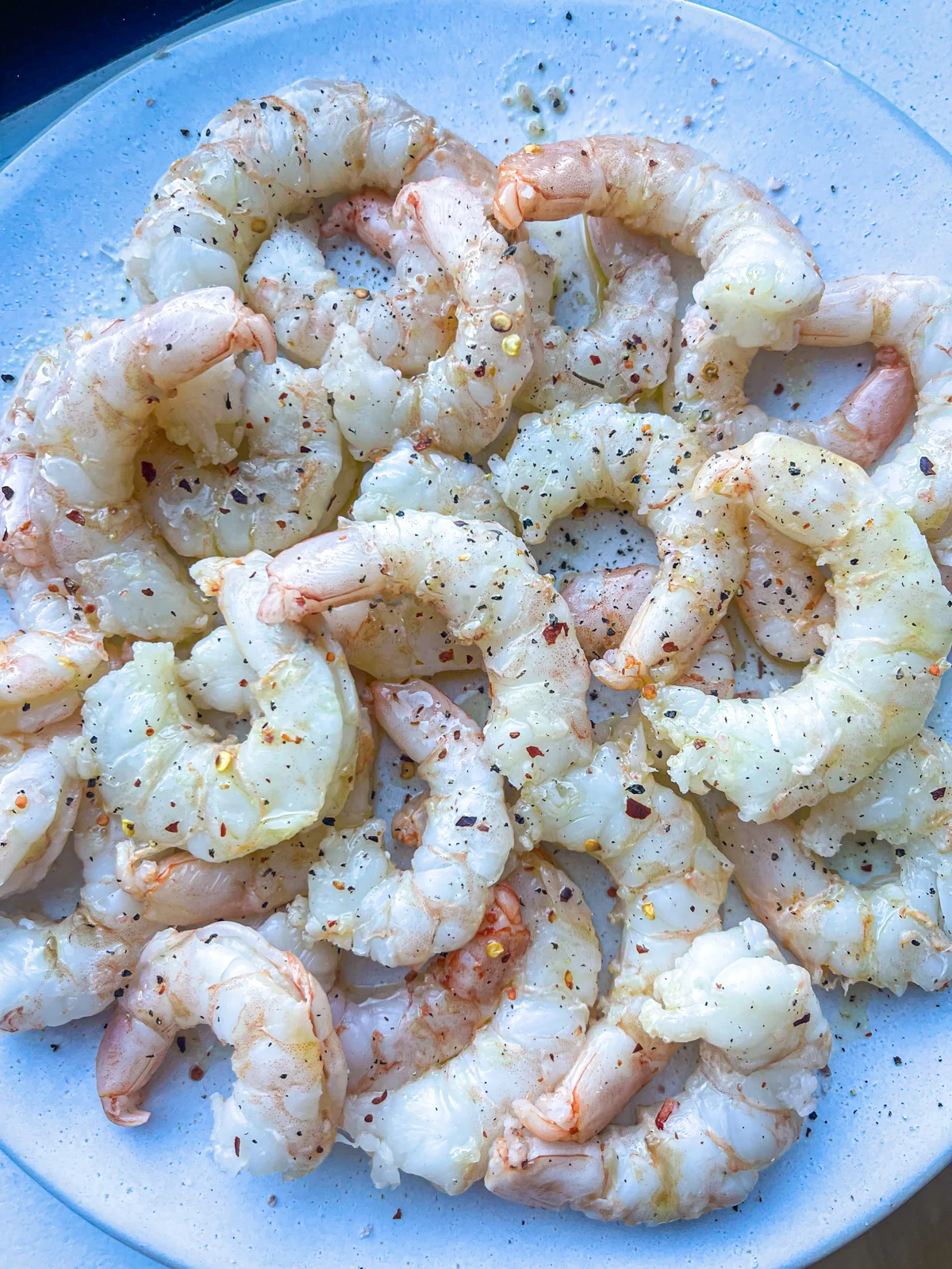 Crevettes assaisonnées dans une assiette
