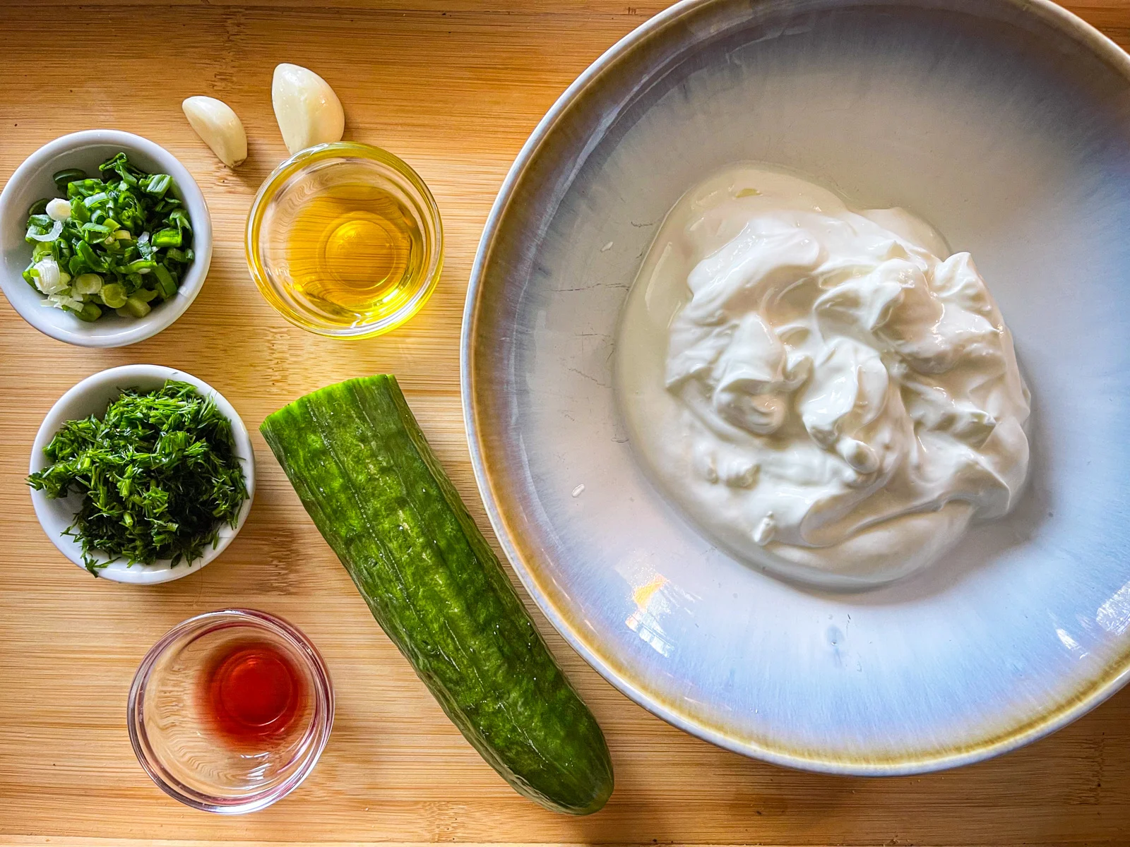 ingrédients pour la sauce gyro dans un bol.
