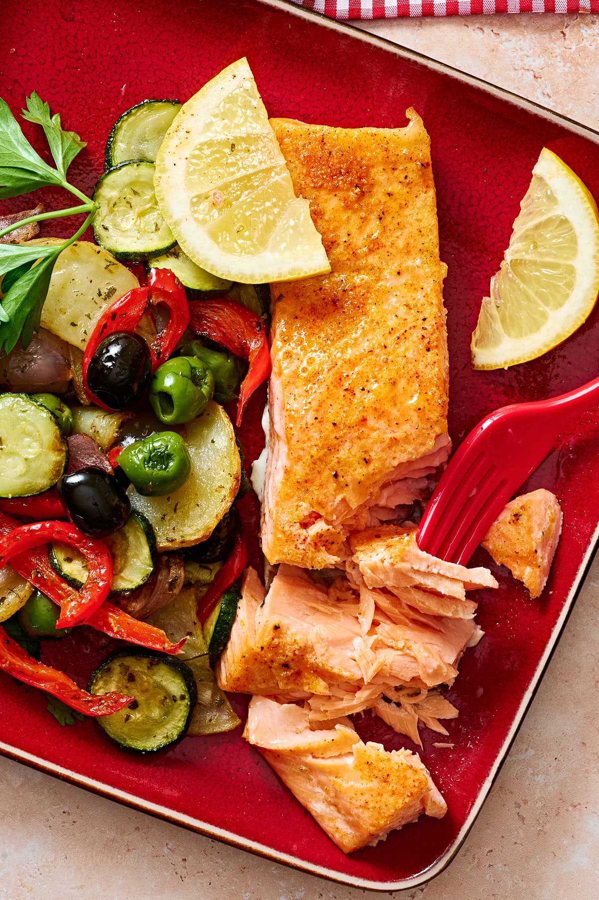 Saumon méditerranéen et légumes dans une assiette