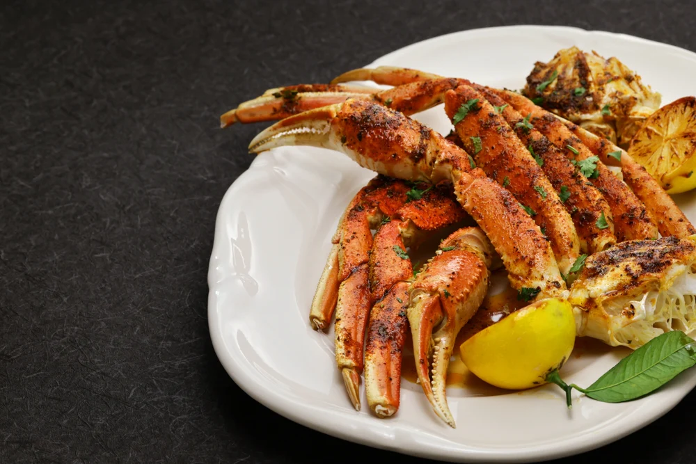 Grappes de pattes de crabe cuites