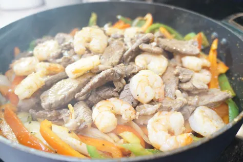 Fajitas au steak et aux crevettes