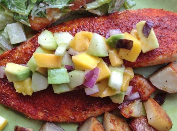 Tilapia fumé et épicé avec salsa à la mangue et à l'avocat - Jongler avec Julia