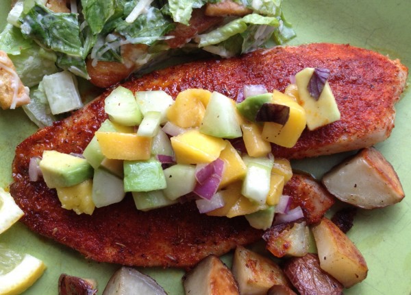 Tilapia fumé et épicé avec salsa à la mangue et à l'avocat - Jongler avec Julia