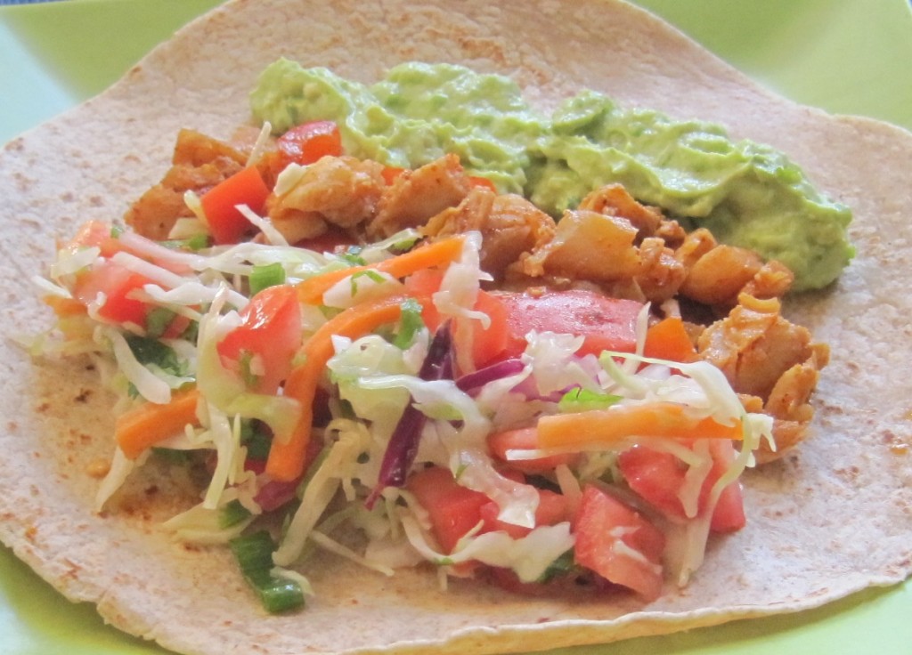 Tacos au poisson épicé avec salade de chou croquante
